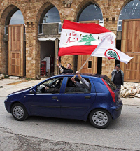 Anhänger von Samir Geagea schwenken in Beirut  die libanesiche Flagge.