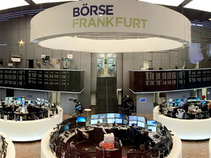Innenansicht der Frankfurter Börse mit Bildschirmarbeitsplätzen