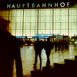 Front der Eingangshalle des Kölner Hauptbahnhofs bei Nacht