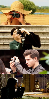 vier fotografierende TouristInnen