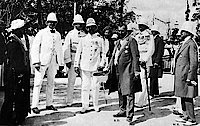 Bernhard Dernburg mit Offizieren in Deutsch-Ostafrika