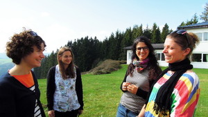 Sarah Schwab, Melanie Brand, Estela Schindel und Katharina Meyer im Gespräch