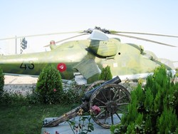 Exponate des Jihad-Museums in Herat: Hubschrauber und Kanone.
