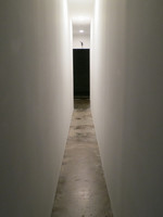 Kunstinstallation: Ein enger, heller Tunnel