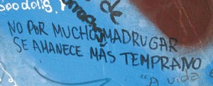 Das alte spanische Sprichwort „Dadurch dass man sehr früh aufsteht, wird es nicht früher hell“ (wörtlich übersetzt) steht als Graffito an einer Wand in Valparaíso (Chile) für einen antikapitalistischen Widerstand.
