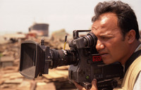 Regisseur Shaheen Dill-Riaz sieht bei bei der Arbeit an Eisenfresser in die Kamera.