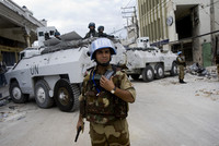 Panzer der UN-Friedensmission im Zentrum von Port-au-Prince.