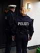 Polizisten an einer Haustüre