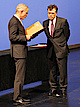 Heinrich Detering, Präsident der Deutschen Akademie für Sprache und Dichtung, überreicht Jürgen Osterhammel den Sigmund-Freud-Preis für wissenschaftliche Prosa 2014